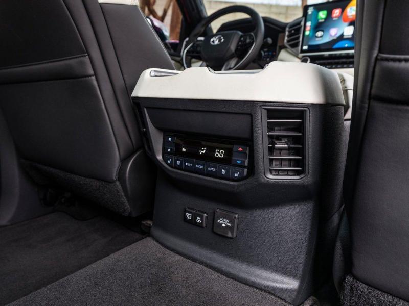 Купить Toyota Sequoia Platinum бензин 2024 id-1005995 в Киеве, Фото №[delta]