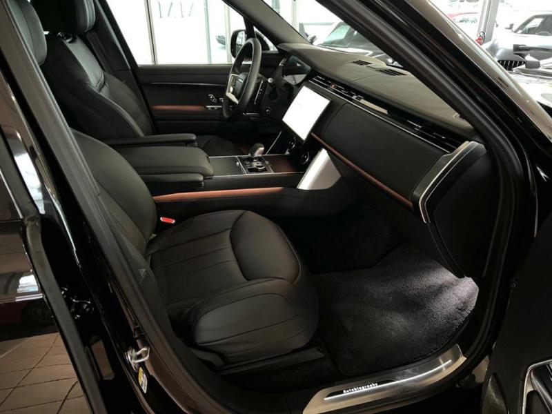 Купить Land-Rover Range-Rover L460 Autobioraphy LWB бензин 2025 id-1006252 в Киеве, Фото №[delta]