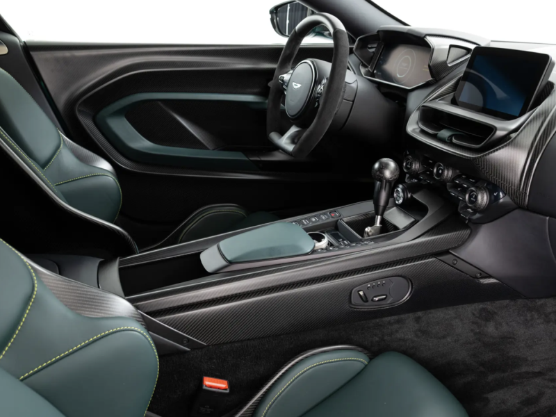 Купить Aston-Martin Valour бензин 2024 id-1008365 в Киеве, Фото №[delta]