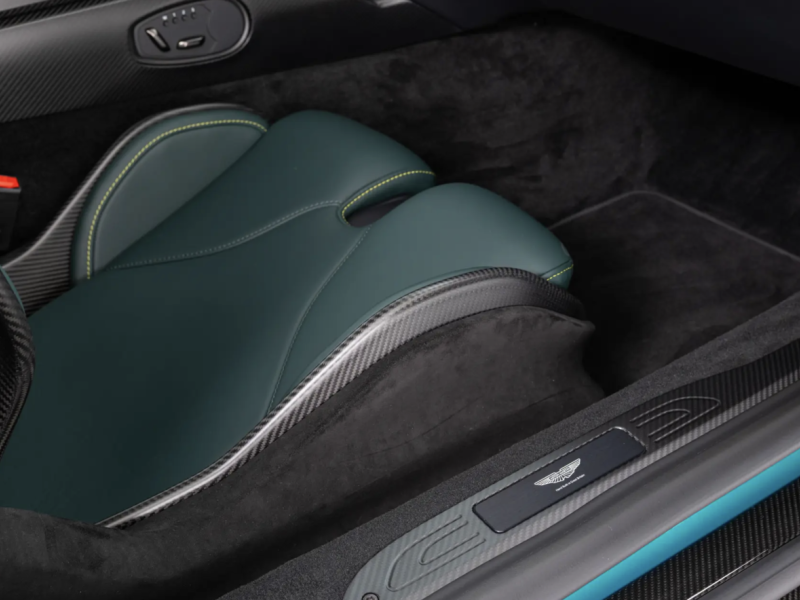 Купить Aston-Martin Valour бензин 2024 id-1008365 в Киеве, Фото №[delta]