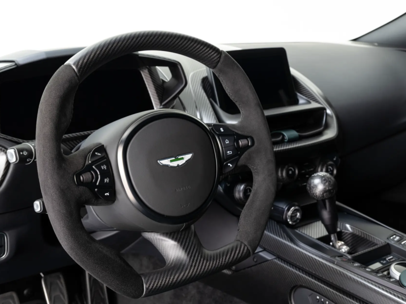 Купить Aston-Martin Valour бензин 2024 id-1008365 в Киеве, Фото №[delta]