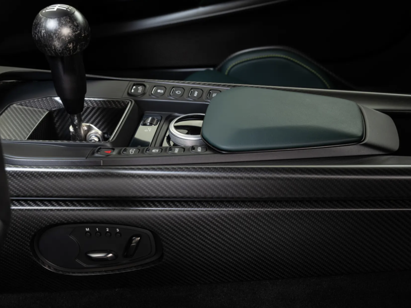 Купить Aston-Martin Valour бензин 2024 id-1008365 в Киеве, Фото №[delta]