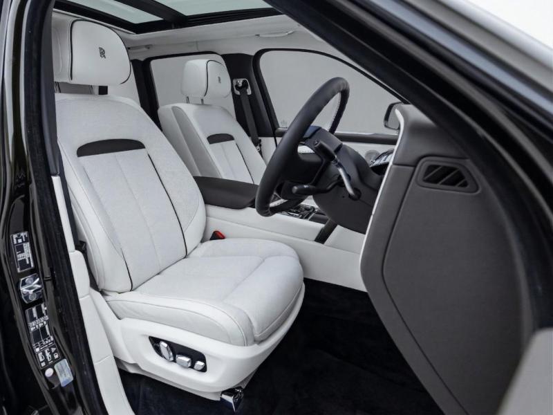 Купить Rolls-Royce Cullinan BLACK BADGE бензин 2026 id-1008383 в Киеве, Фото №[delta]