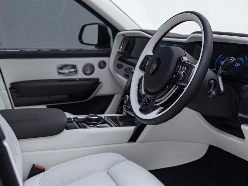 Купить Rolls-Royce Cullinan BLACK BADGE бензин 2026 id-1008383 в Киеве, Фото №[delta]